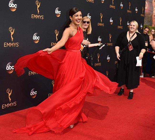 खूबसूरती हो या कमाई, प्रियंका हर जगह 'मिस वर्ल्ड' हैं भाई