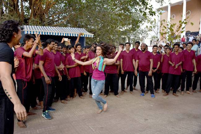 'बागी' के सेट पर टाइगर श्रॉफ और श्रद्धा कपूर ने की जमकर मस्ती