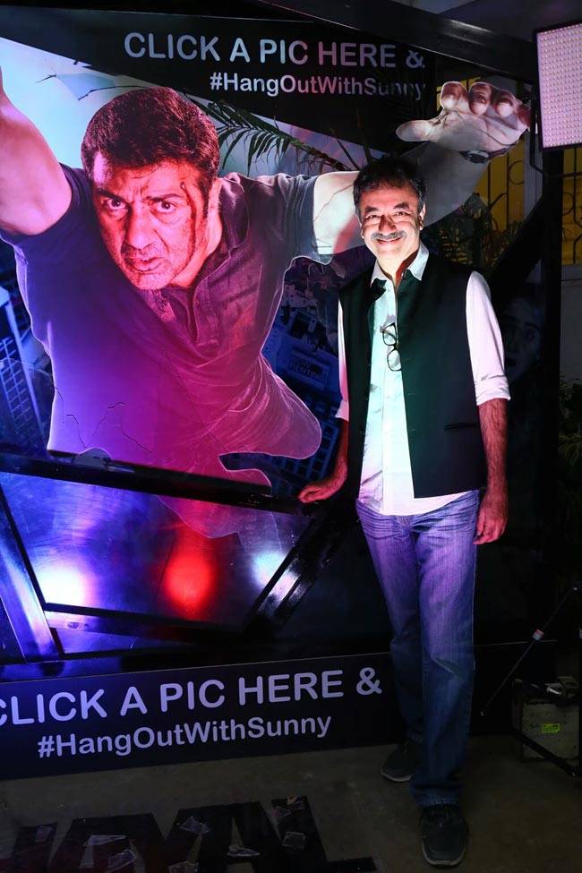 सनी देओल के थ्रीडी पोस्टर के साथ दिखे सेलेब्स