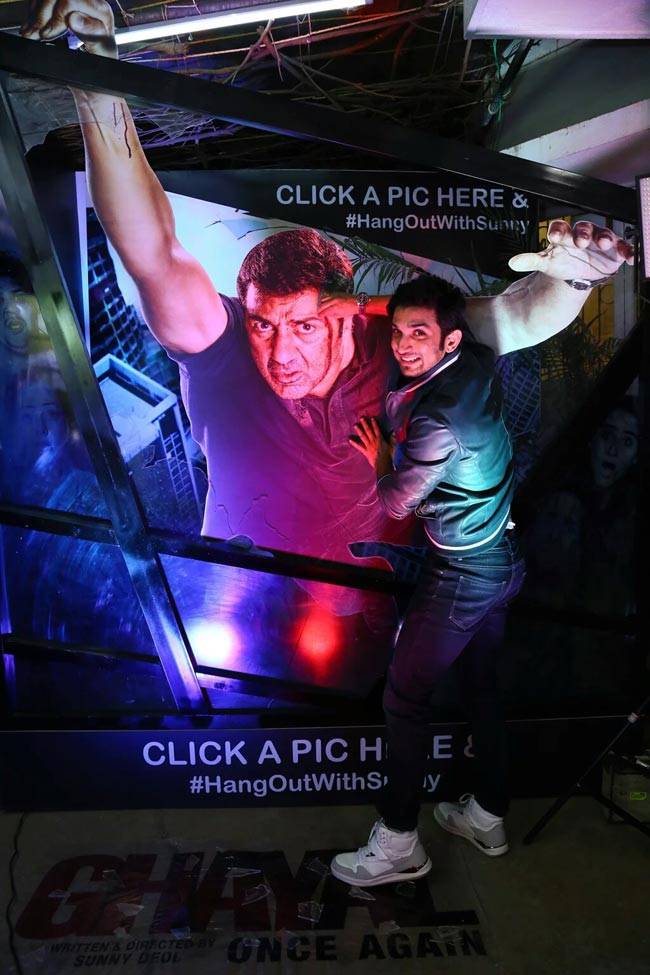 सनी देओल के थ्रीडी पोस्टर के साथ दिखे सेलेब्स