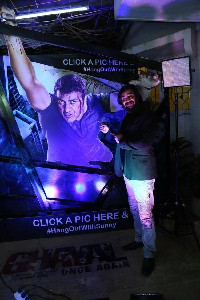 सनी देओल के थ्रीडी पोस्टर के साथ दिखे सेलेब्स