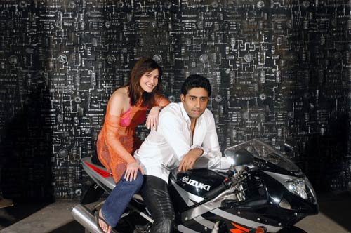 समंदर के बीच बच्चन परिवार ने मनाया अभिषेक का बर्थडे