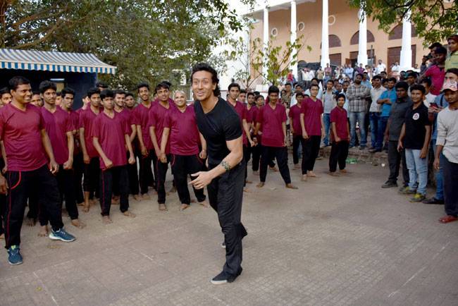 'बागी' के सेट पर टाइगर श्रॉफ और श्रद्धा कपूर ने की जमकर मस्ती