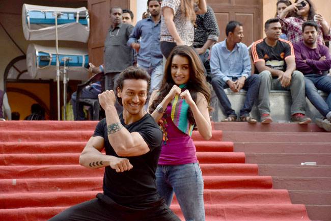 'बागी' के सेट पर टाइगर श्रॉफ और श्रद्धा कपूर ने की जमकर मस्ती