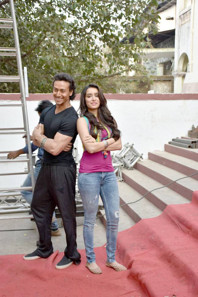 'बागी' के सेट पर टाइगर श्रॉफ और श्रद्धा कपूर ने की जमकर मस्ती