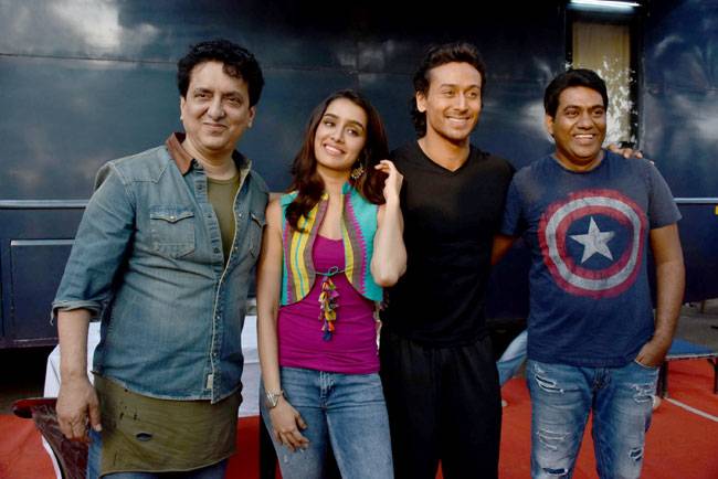 'बागी' के सेट पर टाइगर श्रॉफ और श्रद्धा कपूर ने की जमकर मस्ती