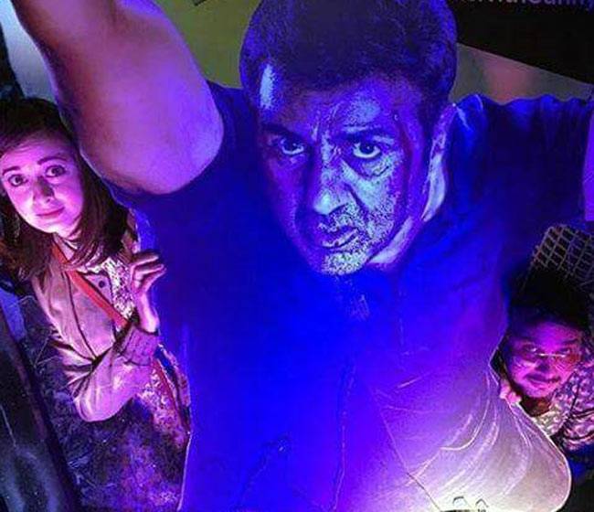 सनी देओल के थ्रीडी पोस्टर के साथ दिखे सेलेब्स