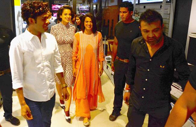 बहन रंगोली संग कंगना ने किया मैगजीन कवर लॉन्च