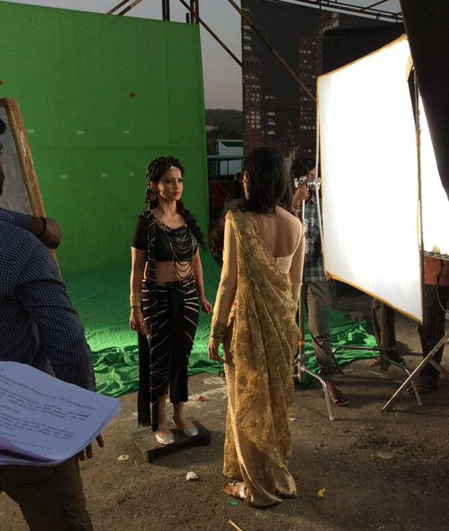 'नागिनें' कर रहीं हैं शूटिंग सेट पर मस्ती