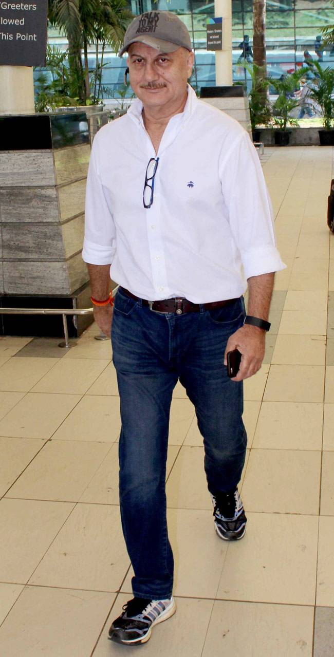 Celeb Spotting: संजय दत्त समेत बॉलीवुड दिग्गज कहां आए नजर