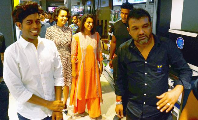 बहन रंगोली संग कंगना ने किया मैगजीन कवर लॉन्च