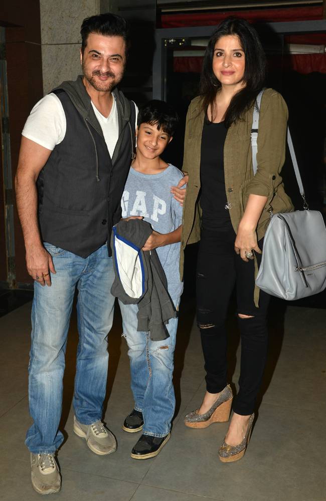 रितिक रोशन बेटों संग Batman v Superman की स्क्रीनिंग पर पहुंचे