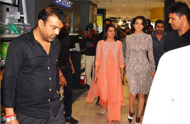 बहन रंगोली संग कंगना ने किया मैगजीन कवर लॉन्च