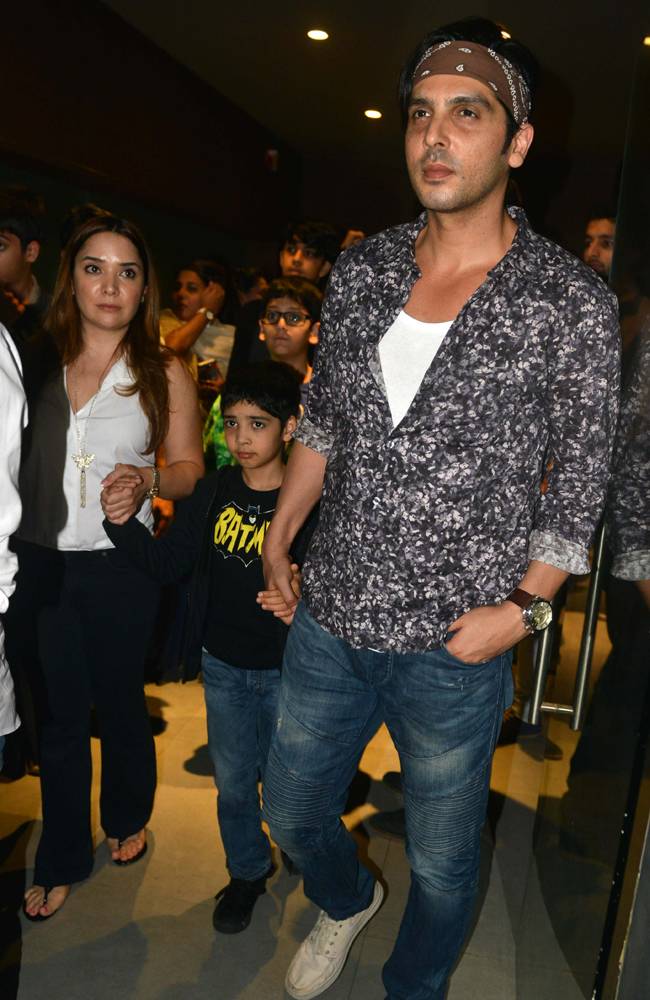 रितिक रोशन बेटों संग Batman v Superman की स्क्रीनिंग पर पहुंचे