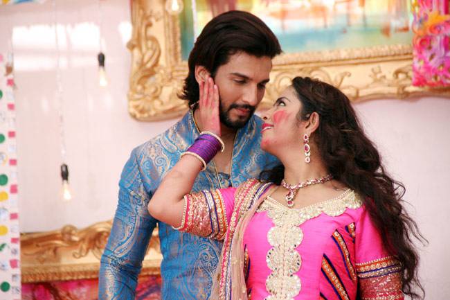 करीना कपूर और अर्जुन कपूर का छोटे पर्दे पर होली सेलिब्रेशन