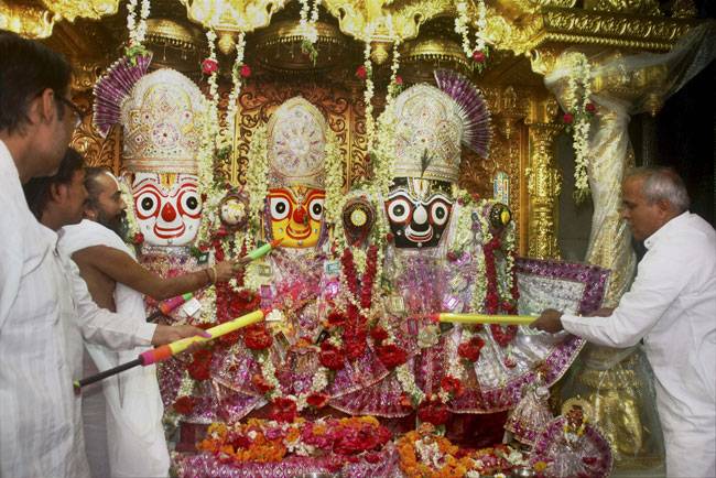 होली पर रंग और गुलाल से सराबोर हुआ हिंदुस्तान