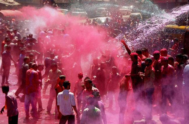 होली पर रंग और गुलाल से सराबोर हुआ हिंदुस्तान