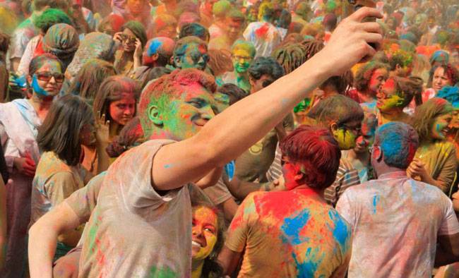 एक बार इन शहरों में जरूर मनाएं होली...