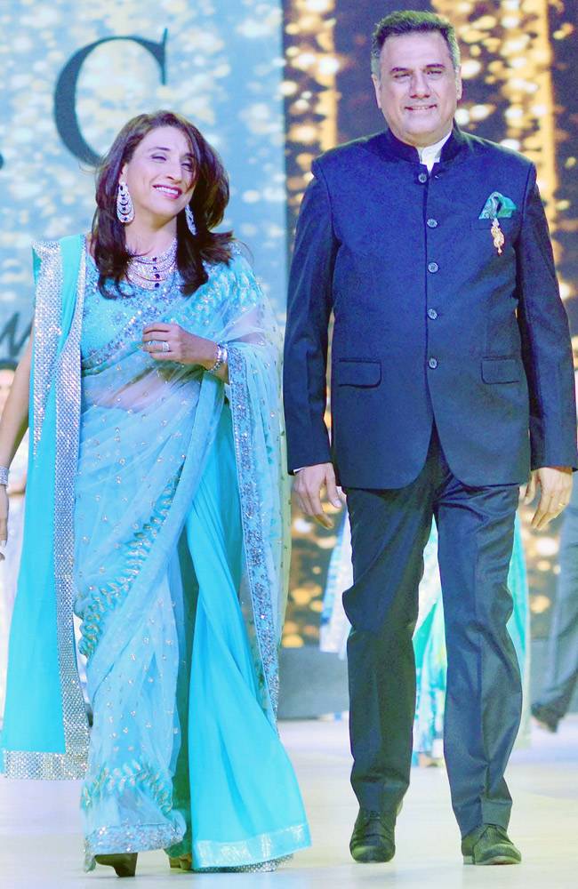 कैंसर पेशंट के लिए रैंप पर उतरीं मनीषा कोइराला, शबाना आजमी और हुमा कुरेशी