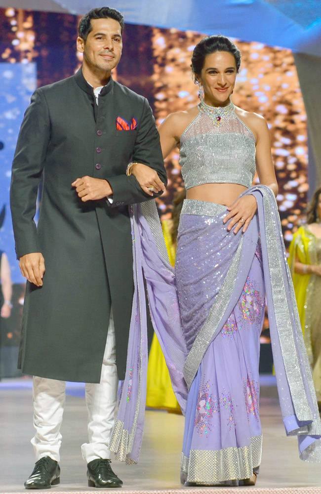 कैंसर पेशंट के लिए रैंप पर उतरीं मनीषा कोइराला, शबाना आजमी और हुमा कुरेशी