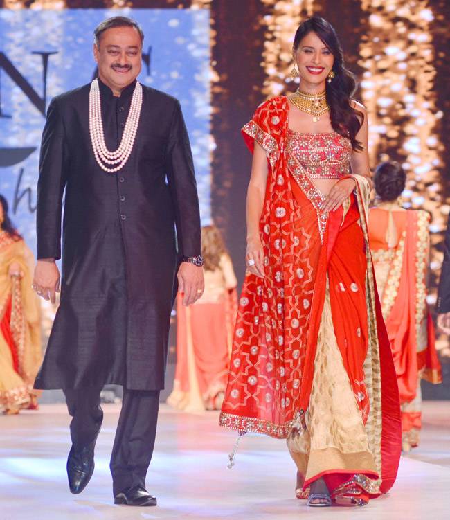 कैंसर पेशंट के लिए रैंप पर उतरीं मनीषा कोइराला, शबाना आजमी और हुमा कुरेशी