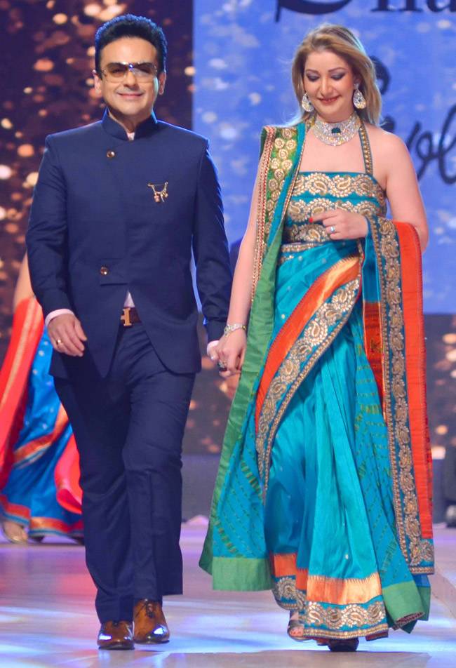 कैंसर पेशंट के लिए रैंप पर उतरीं मनीषा कोइराला, शबाना आजमी और हुमा कुरेशी