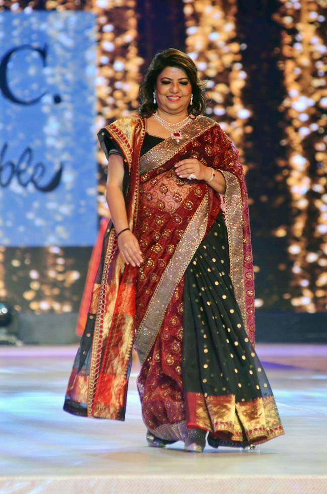 कैंसर पेशंट के लिए रैंप पर उतरीं मनीषा कोइराला, शबाना आजमी और हुमा कुरेशी