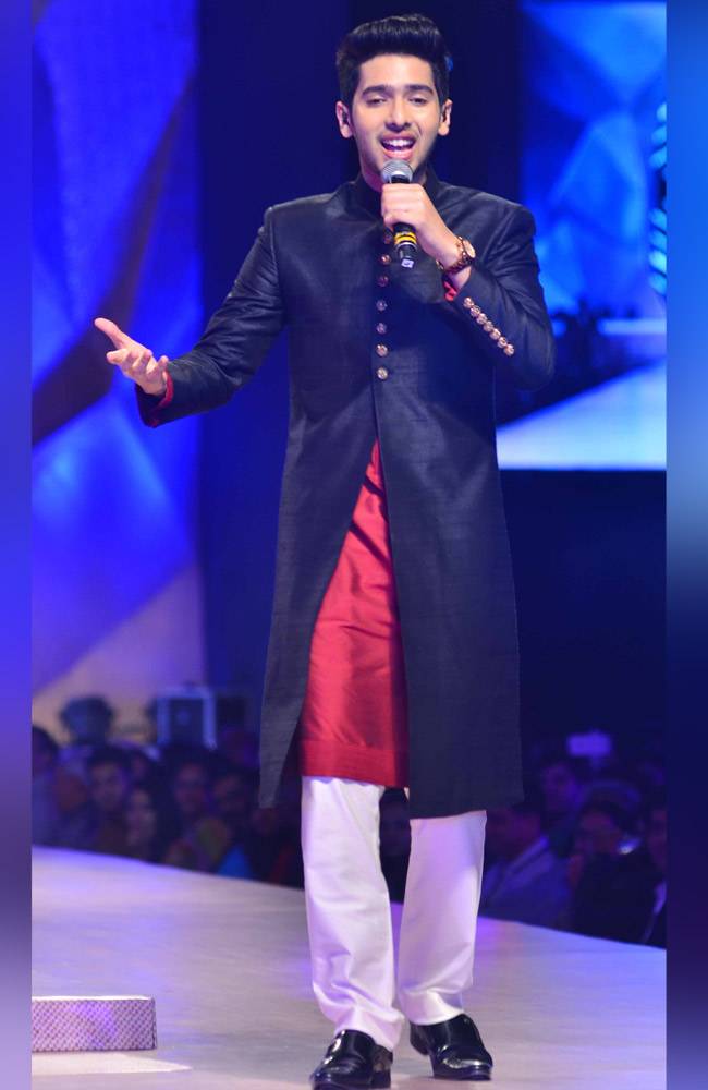 कैंसर पेशंट के लिए रैंप पर उतरीं मनीषा कोइराला, शबाना आजमी और हुमा कुरेशी