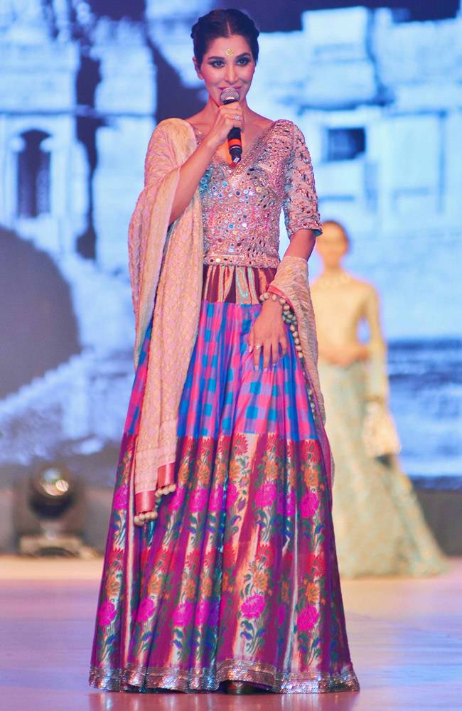 कैंसर पेशंट के लिए रैंप पर उतरीं मनीषा कोइराला, शबाना आजमी और हुमा कुरेशी