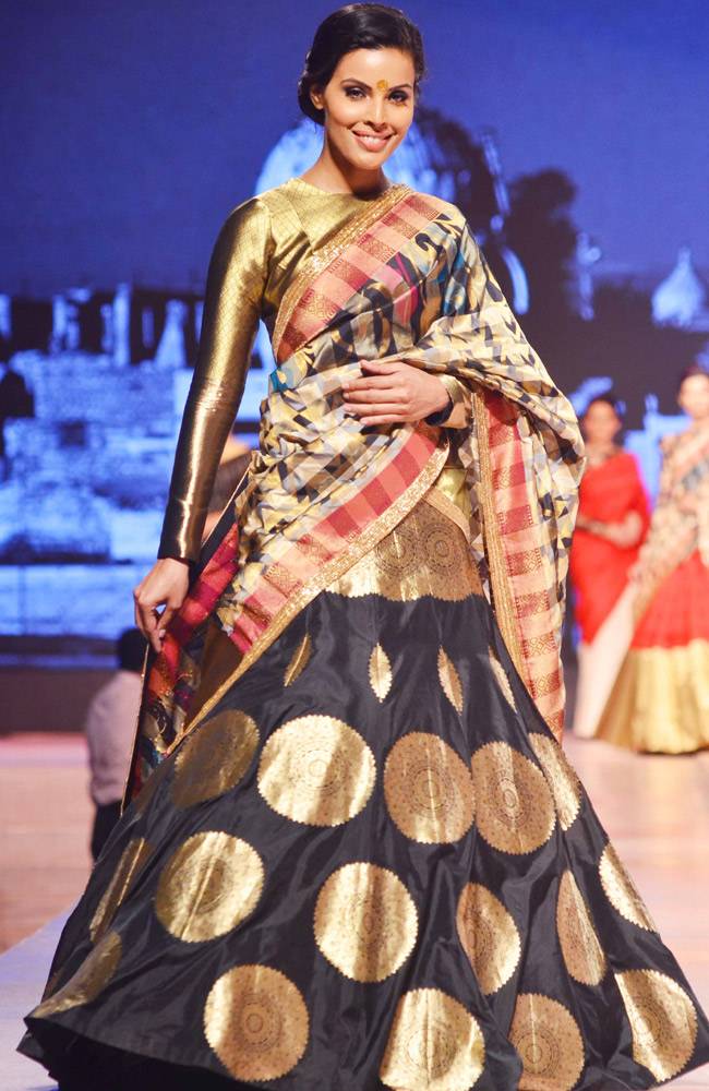 कैंसर पेशंट के लिए रैंप पर उतरीं मनीषा कोइराला, शबाना आजमी और हुमा कुरेशी