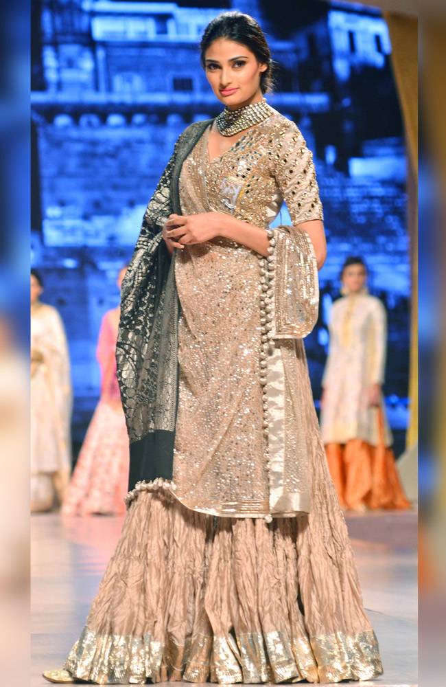 कैंसर पेशंट के लिए रैंप पर उतरीं मनीषा कोइराला, शबाना आजमी और हुमा कुरेशी