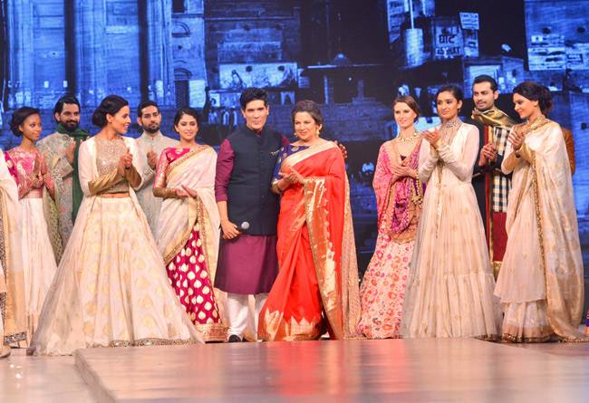 कैंसर पेशंट के लिए रैंप पर उतरीं मनीषा कोइराला, शबाना आजमी और हुमा कुरेशी