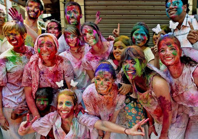 होली पर रंग और गुलाल से सराबोर हुआ हिंदुस्तान