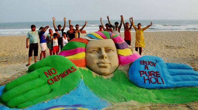 होली पर रंग और गुलाल से सराबोर हुआ हिंदुस्तान