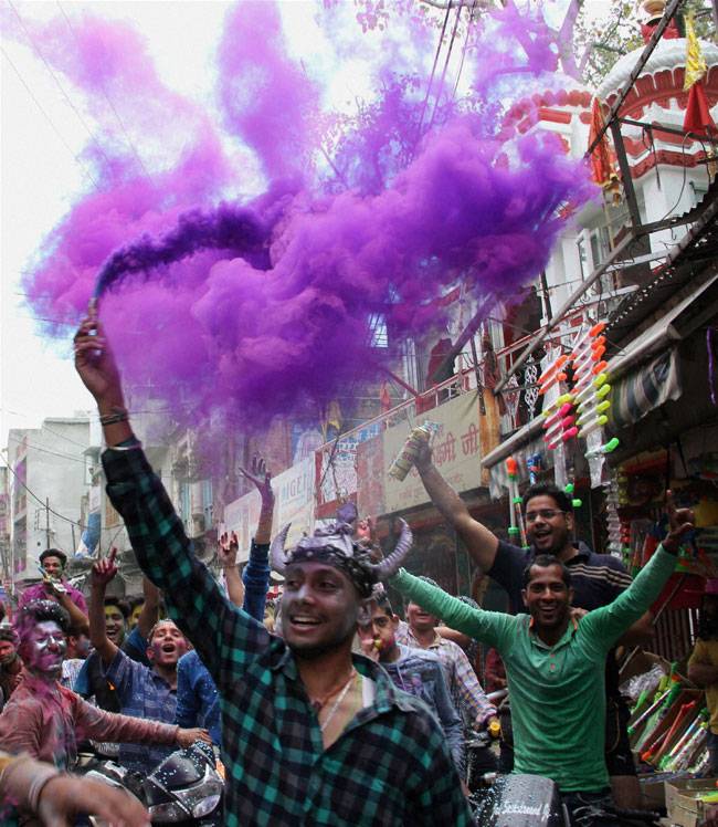 होली पर रंग और गुलाल से सराबोर हुआ हिंदुस्तान