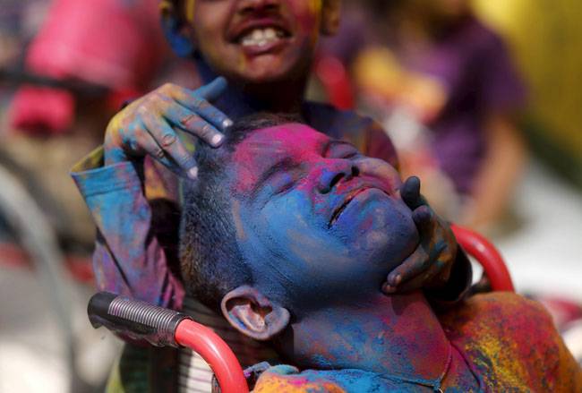 होली पर रंग और गुलाल से सराबोर हुआ हिंदुस्तान