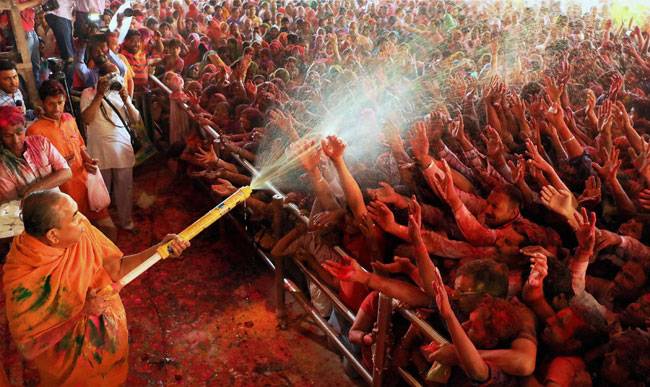 होली पर रंग और गुलाल से सराबोर हुआ हिंदुस्तान