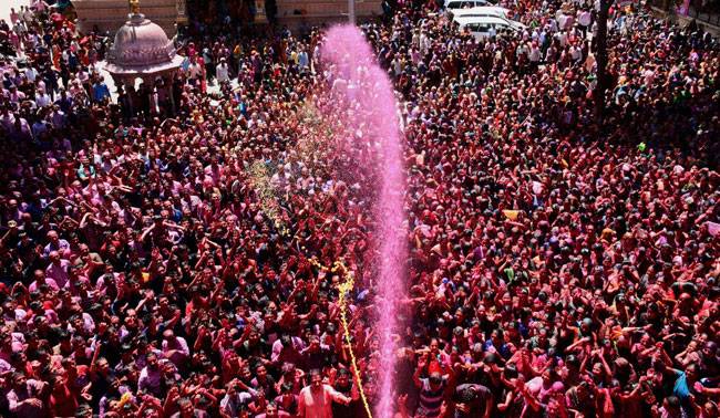 होली पर रंग और गुलाल से सराबोर हुआ हिंदुस्तान