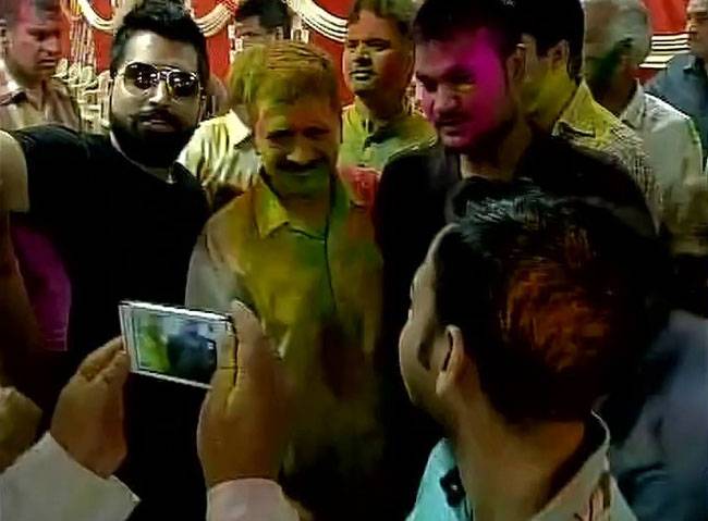 होली पर रंग और गुलाल से सराबोर हुआ हिंदुस्तान