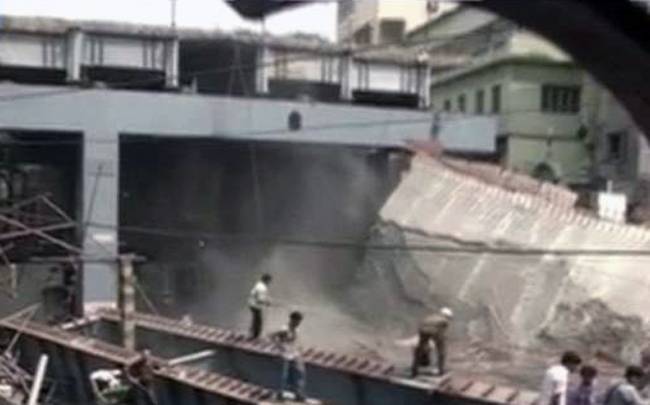 कोलकाता हादसा: पलक झपकते ही मलबे के नीचे दब गई जिंदगियां