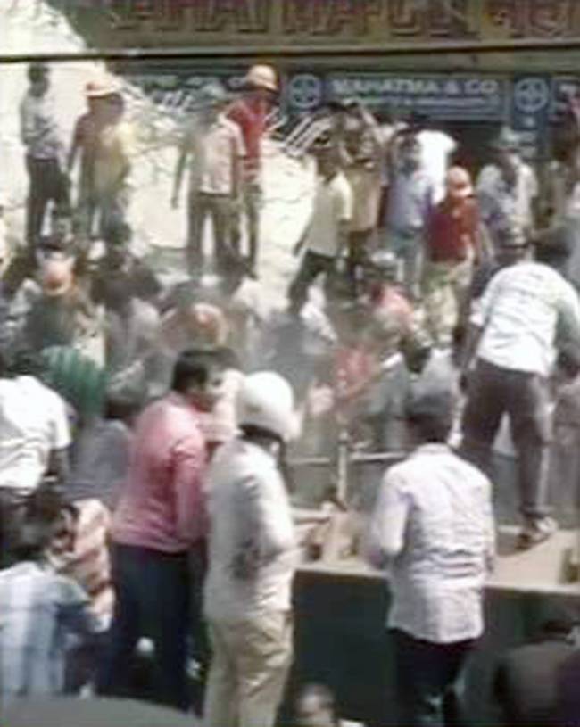 कोलकाता हादसा: पलक झपकते ही मलबे के नीचे दब गई जिंदगियां