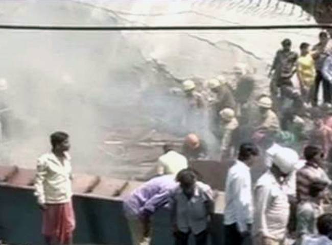 कोलकाता हादसा: पलक झपकते ही मलबे के नीचे दब गई जिंदगियां