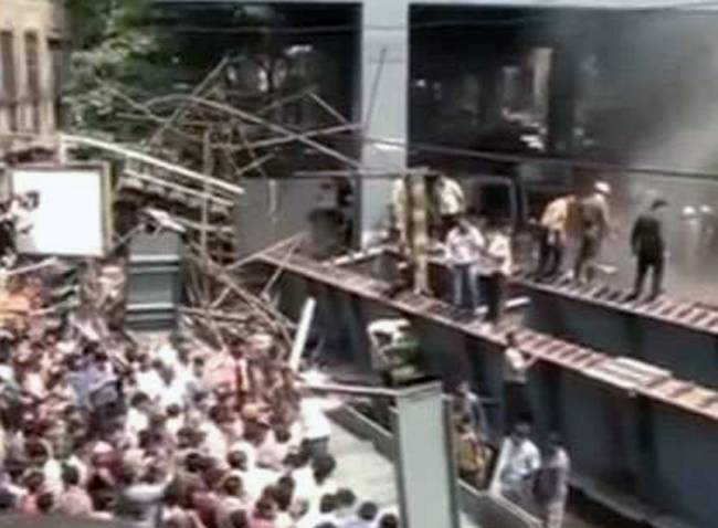 कोलकाता हादसा: पलक झपकते ही मलबे के नीचे दब गई जिंदगियां