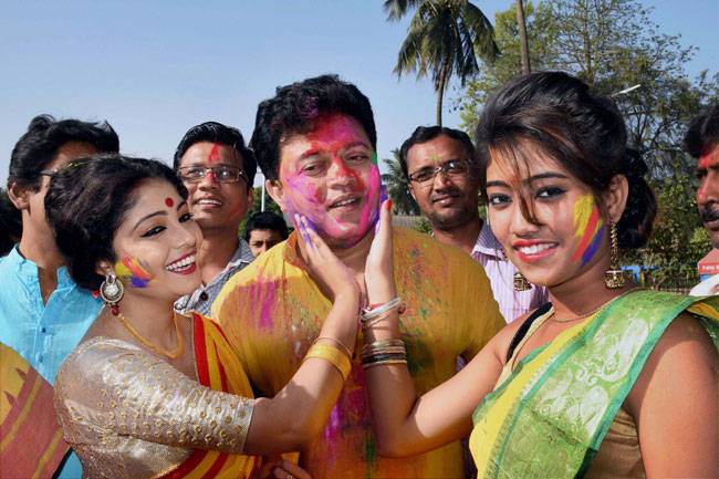 होली पर रंग और गुलाल से सराबोर हुआ हिंदुस्तान