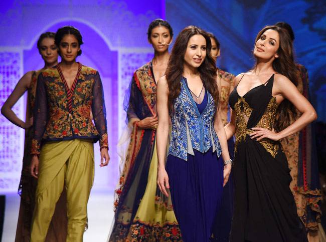 #AIFWAW16: मलाइका-अथिया ने रैंप पर बिखेरा अपना जलवा
