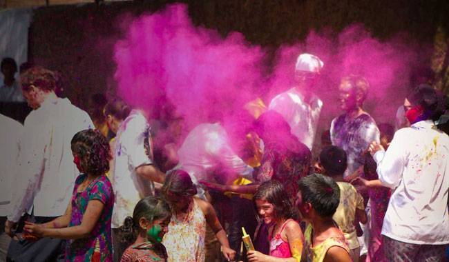 एक बार इन शहरों में जरूर मनाएं होली...