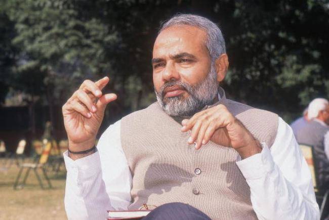 समय के साथ कुछ ऐसे बदलता गया PM मोदी का हेयर स्टाइल