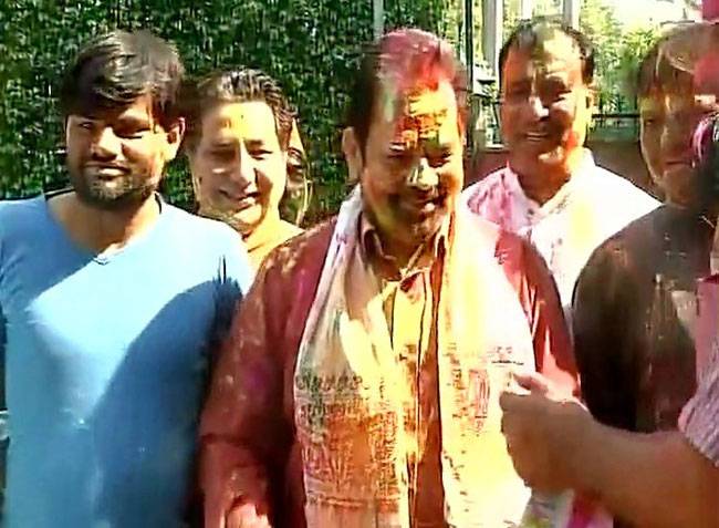 होली पर रंग और गुलाल से सराबोर हुआ हिंदुस्तान