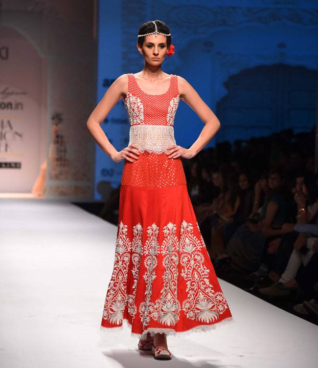 #AIFWAW16: मलाइका-अथिया ने रैंप पर बिखेरा अपना जलवा