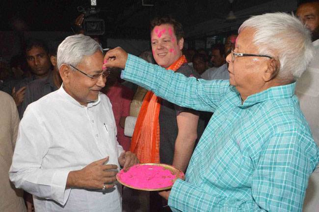 होली पर रंग और गुलाल से सराबोर हुआ हिंदुस्तान